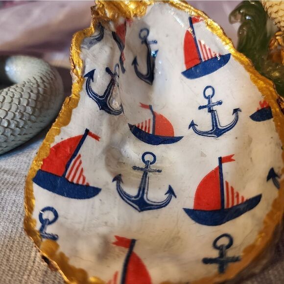 DECOUPAGE SAILBOATS AND ANCHORS ON A OYSTER SHELL - Picture 3 of 8